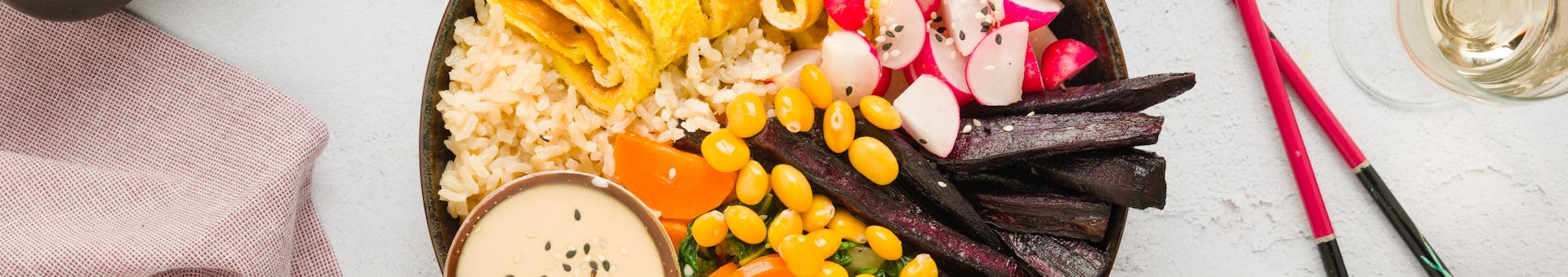 Wk 50 Winterse pokebowl met ingelegde radijsjes geroosterde bataat paksoi omeletreepjes en Lupine boon
