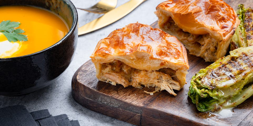 Pulled chicken pie van Pom-Pie, pompoensoep en little gem met vinaigrette | Maaltijdbox recepten
