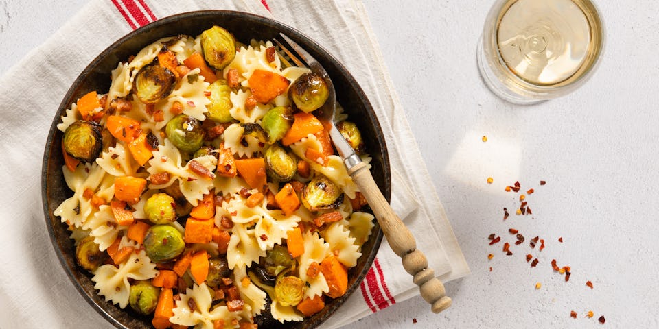 Wk 6 Farfalle met La Vie spekjes spruiten bataat en gepofte knoflook