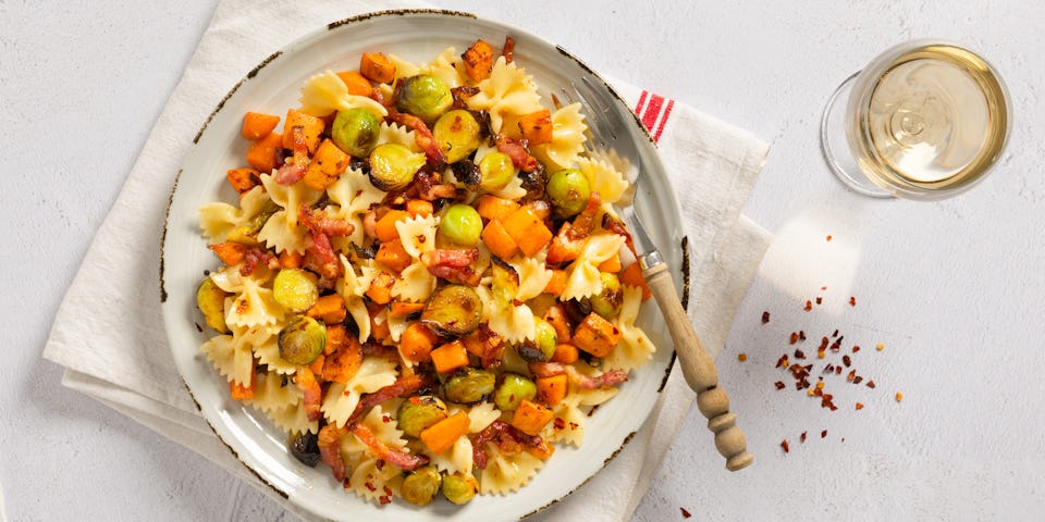 Farfalle met spek spruiten bataat en gepofte knoflook | Maaltijdbox recepten