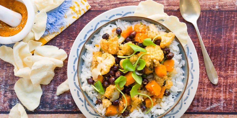 Wk 6 Indiase curry met bloemkool Kollumer erwten en papadums