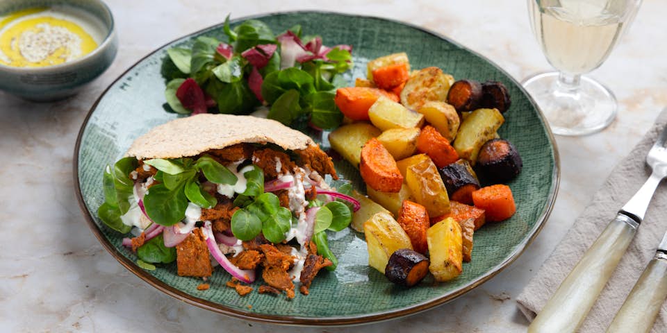 Pulled seitan gyros met pitabroodje ingelegde ui veldsla aardappeltjes en veganknoflookmayo | Maaltijdbox recepten