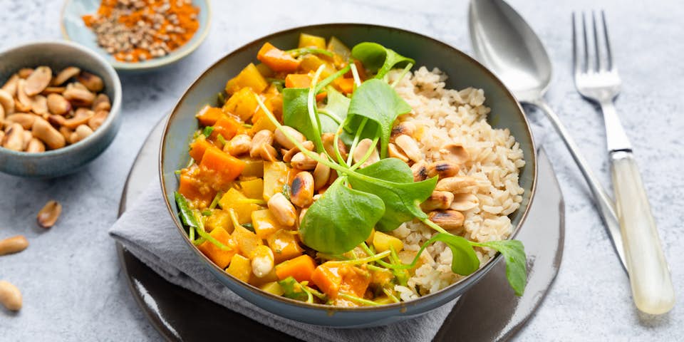 Penang curry van bataat en koolrabi met paksoi en pinda's | Maaltijdbox recepten
